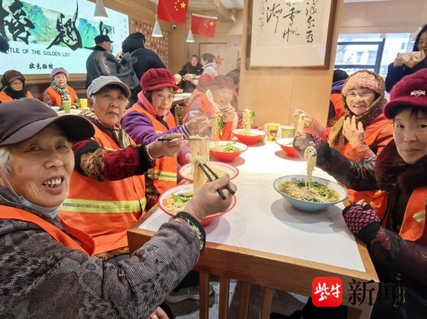 九游体育娱乐网在新海街说念状元面馆门口-Ninegame-九游体育(中国)官方网站|jiuyou.com